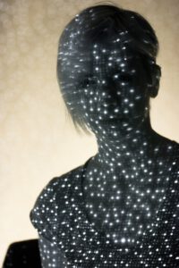 Cinema Gaming & Entertainment - Osela inc. - Osela inc. Projection d'un motif aléatoire laser sans danger pour les yeux sur un sujet humain pour une capture volumétrique 3D en temps réel.