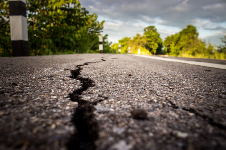 roads cracked - Osela inc. - Osela inc. Inspection de la qualité et des défauts des routes à l'aide d'une technologie de ligne laser proche infrarouge à haute puissance