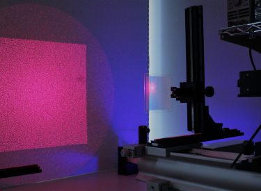 Microfabrication de composants optiques Laser beam through an in-house designed diffractive optical grating for Random Pattern Projection